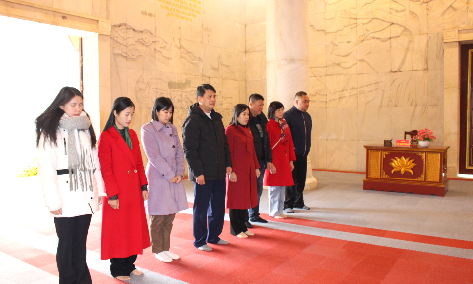 Cao Bang Newspaper offers incense to commemorate the 84th anniversary of Uncle Ho's return to the country to lead the Vietnamese revolution.