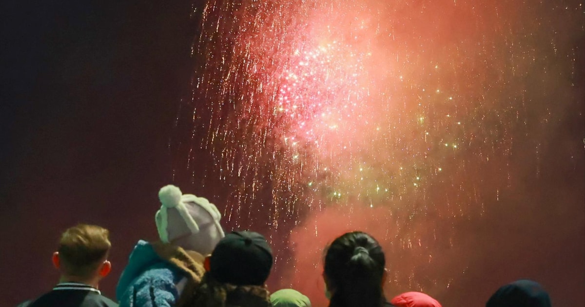 Tausende Menschen und Touristen schauten sich freudig das Feuerwerk an und begrüßten das neue Jahr …