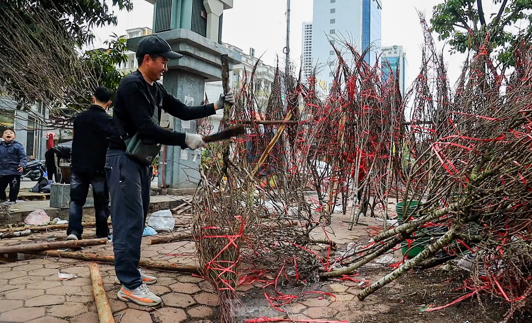 Hà Nội: Tiểu thương chặt bỏ đào ế trước khi rời chợ về quê ăn Tết ảnh 15