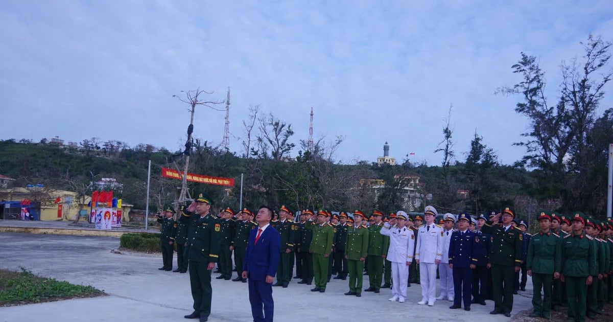 Новогодняя церемония поднятия флага на острове Бать Лонг Ви