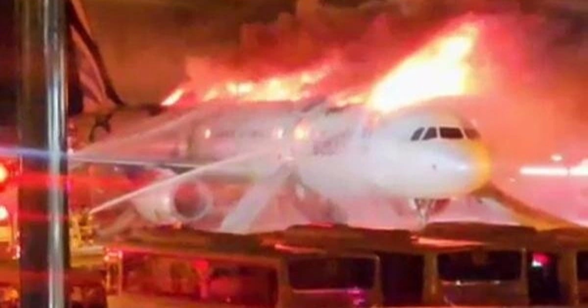 South Korea: Plane carrying 176 people catches fire