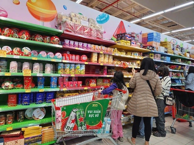 Auf dem Markt am 29. Tet sind die Supermärkte voller Kunden