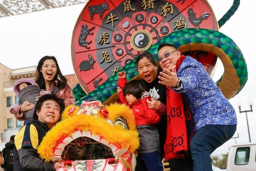 En toda Asia, los colores rojos jubilosos celebran la víspera de Año Nuevo 2025