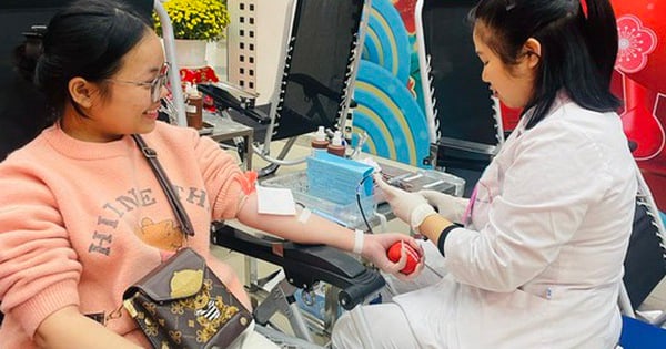 People who chose to donate blood on the morning of the first day of the Lunar New Year to 'give life'