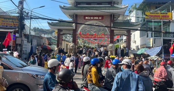 Multitudes acuden al área turística de Sam Mountain el día de Año Nuevo