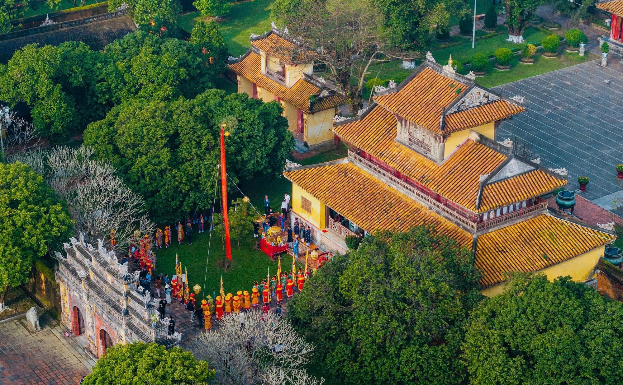 Dựng nêu đón Tết tại khu di sản Huế