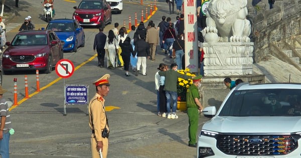 Linh Ung Pagoda is overloaded on the first day of the new year