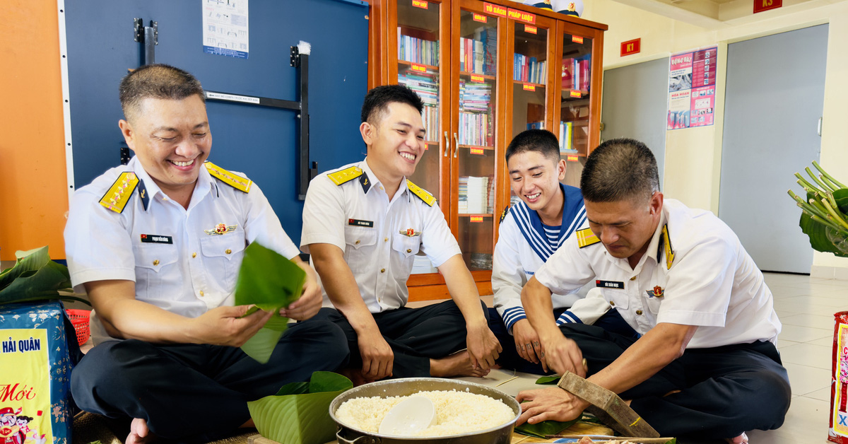 海軍兵士のテト休暇：リグでバインチュンを包む