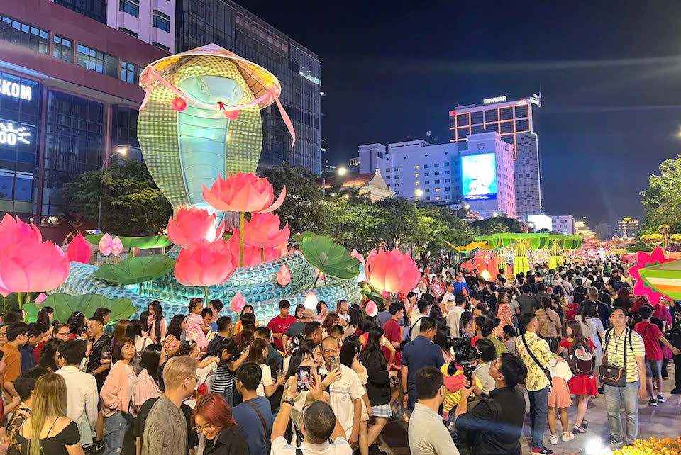ホーチミン市在住者や観光客数千人が、グエンフエ・フラワーストリート（1区）に集まり、大晦日の雰囲気を楽しみながら過ごす。写真：タン・ティエン