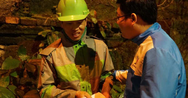 Sanitation workers unexpectedly receive Tet gifts on New Year's Eve