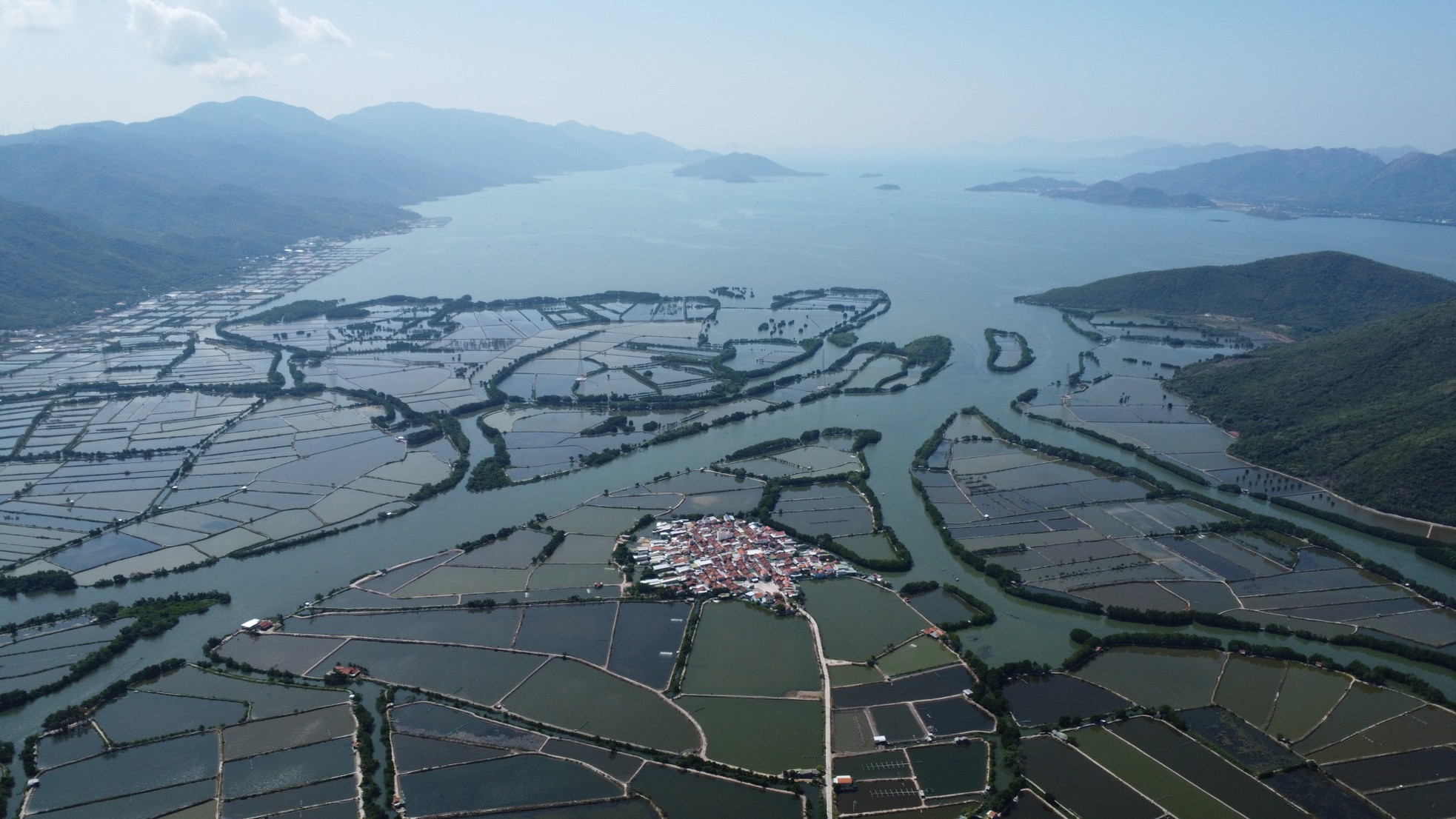 Pueblo único de 370 años de antigüedad en medio de la laguna de Nha Phu. Foto 1