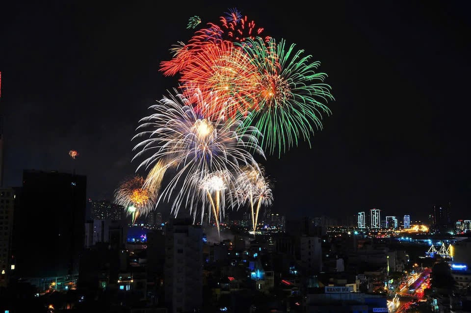 ホーチミン市トゥドゥック市のサイゴン川トンネルの屋上から花火が打ち上げられる。写真：ティウ・トゥイ