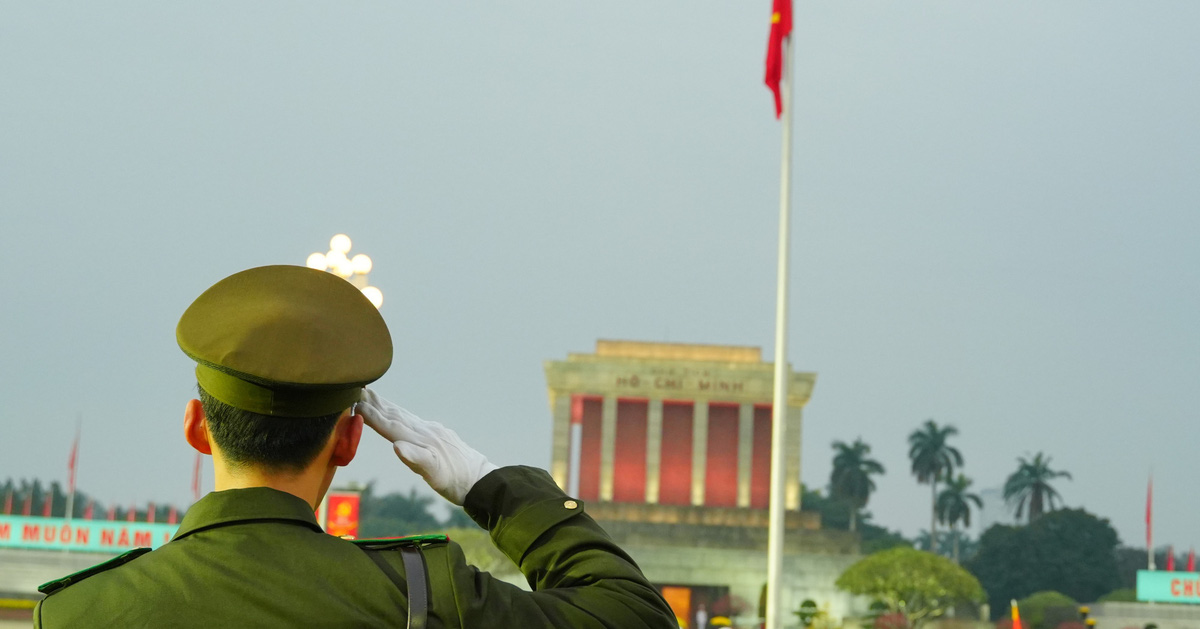 Zeremonie zur Hissung der heiligen Flagge am ersten Tag des Tet-Festes auf dem Ba-Dinh-Platz