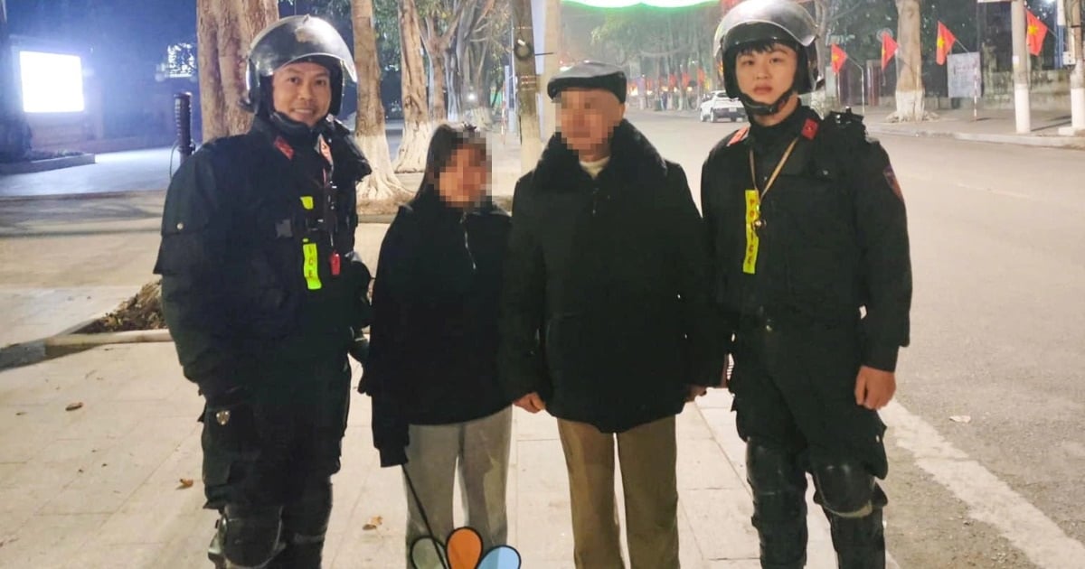 Petite fille perdue en regardant les feux d'artifice du réveillon du Nouvel An