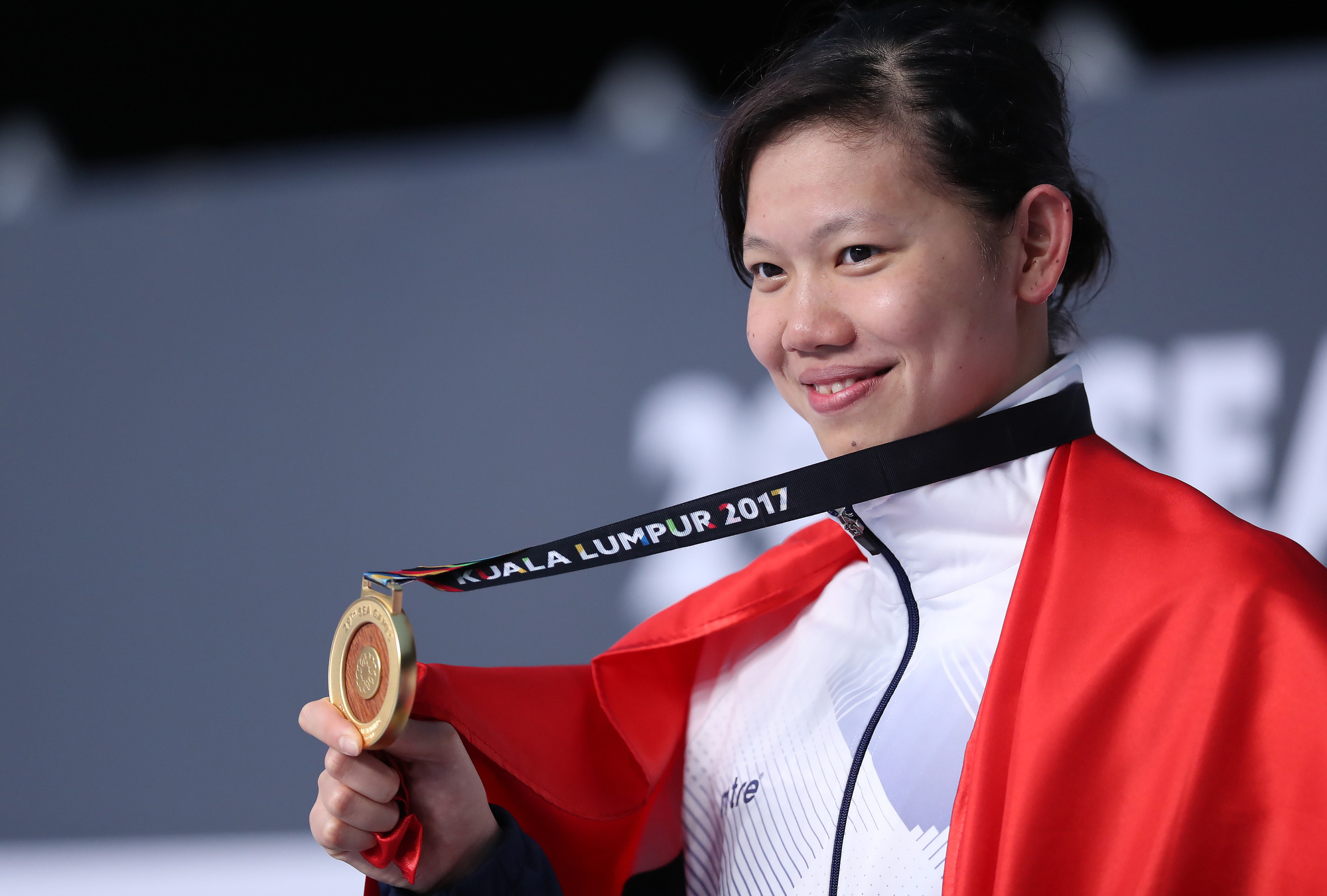 There is an Anh Vien who smiles with children all day and teaches swimming to the active community.