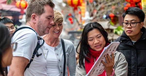 Western tourists visit the most famous pagoda in Ha Long