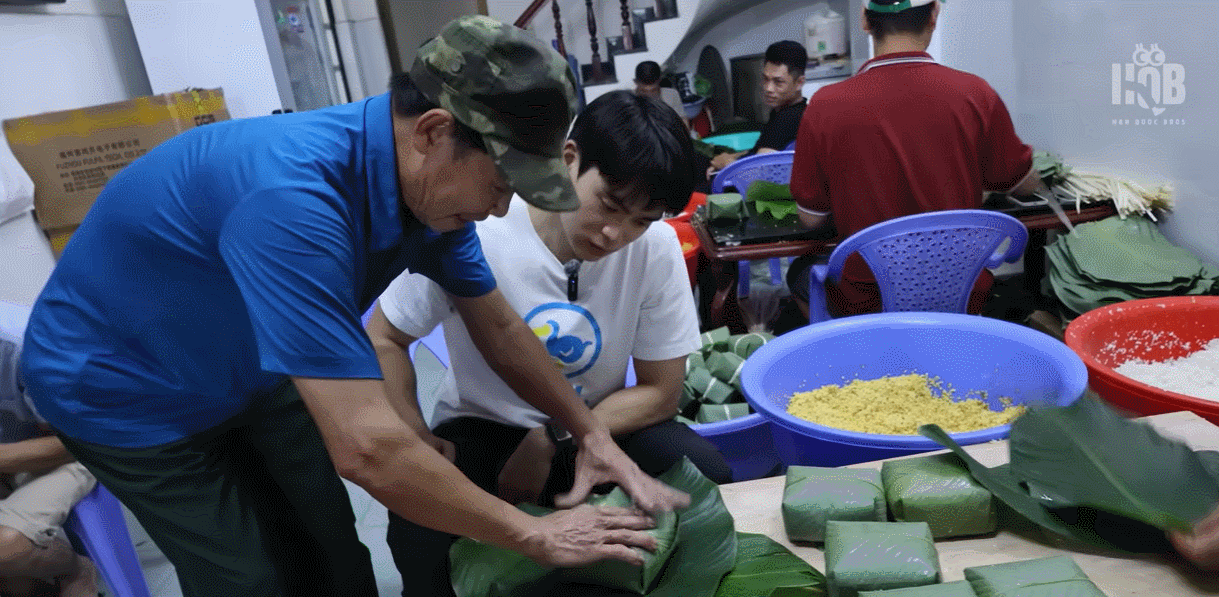 khach Han an banh chung 0.gif