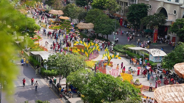 Les habitants de Hô Chi Minh-Ville sont ravis de se rendre à la rue des fleurs Nguyen Hue 2025