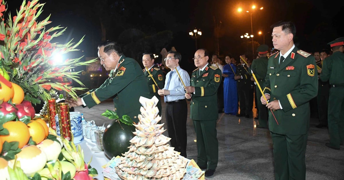 Militärregion 7 bietet Präsident Ho Chi Minh zum Neujahr 2025 Weihrauch an