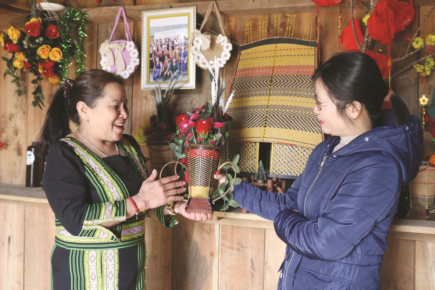 Chị Y Lim (bên trái), Làng du lịch cộng đồng Kon Pring, thị trấn Măng Đen, huyện Kon Plông có thu nhập ổn định nhờ làm du lịch.