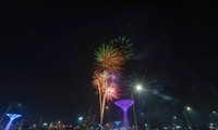 La première vue des gens dans la banlieue de Ho Chi Minh-Ville en regardant les feux d'artifice