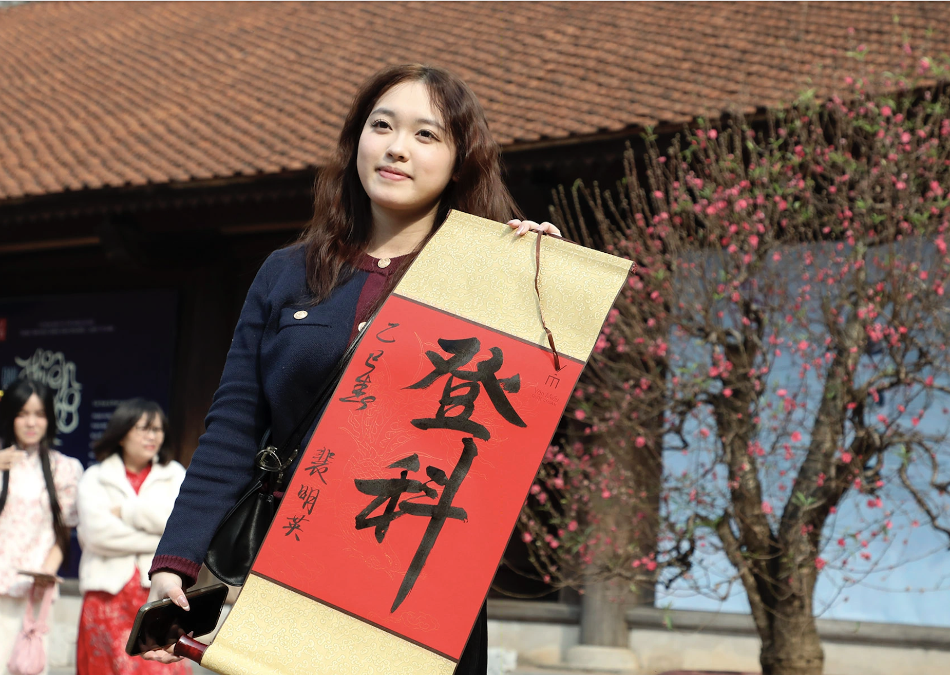 Crowds of people flock to the Temple of Literature to ask for the first calligraphy of the year of the Snake.