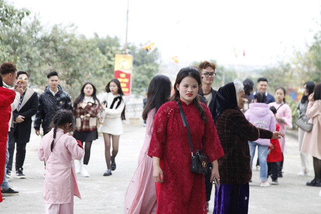 People flock to the pagoda with the largest tower garden in Vietnam on the first day of the year photo 5