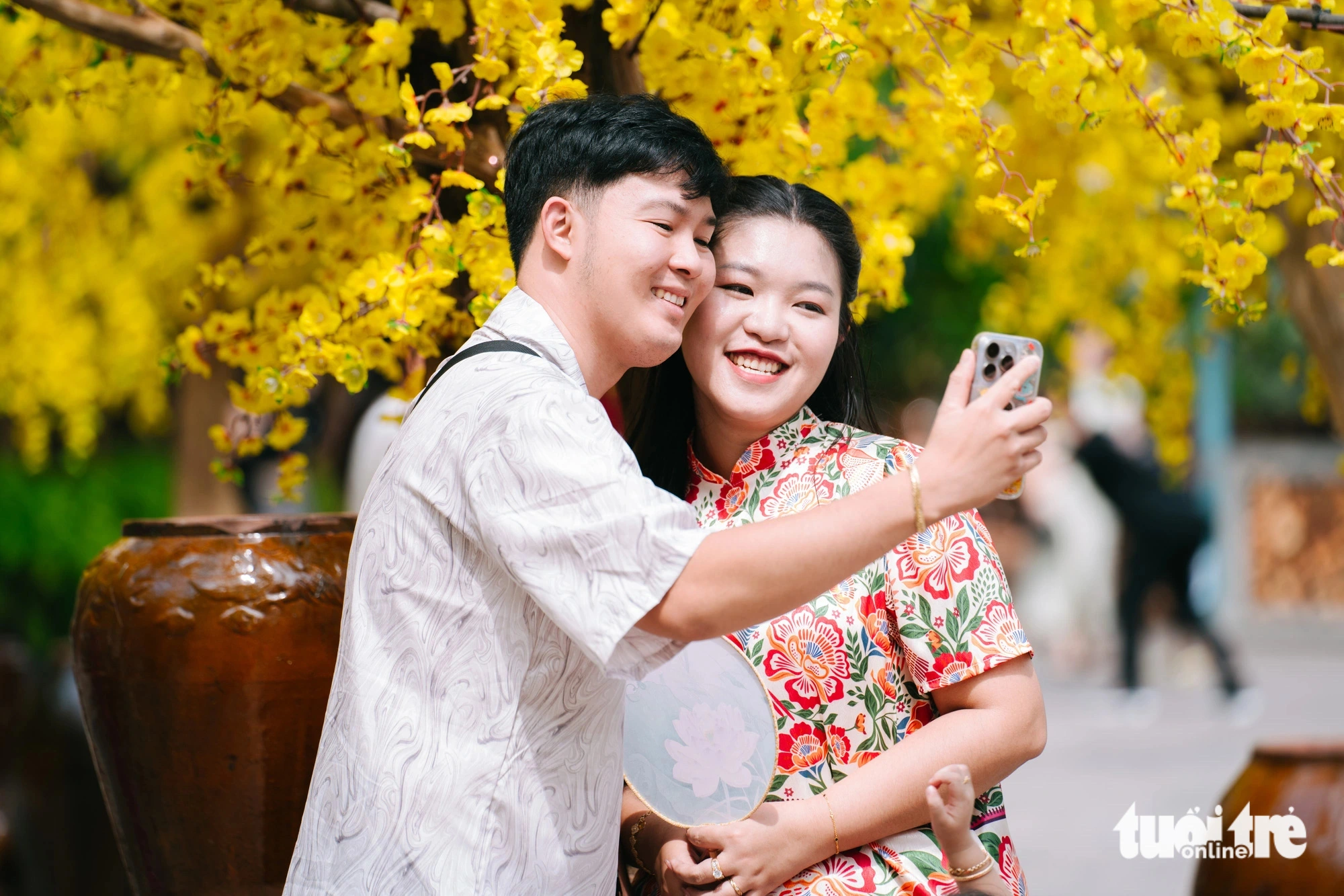 Am zweiten Tag des Tet-Festes gehen die Menschen in Ho-Chi-Minh-Stadt in die Blumenstraße und zum Jugendkulturhaus.