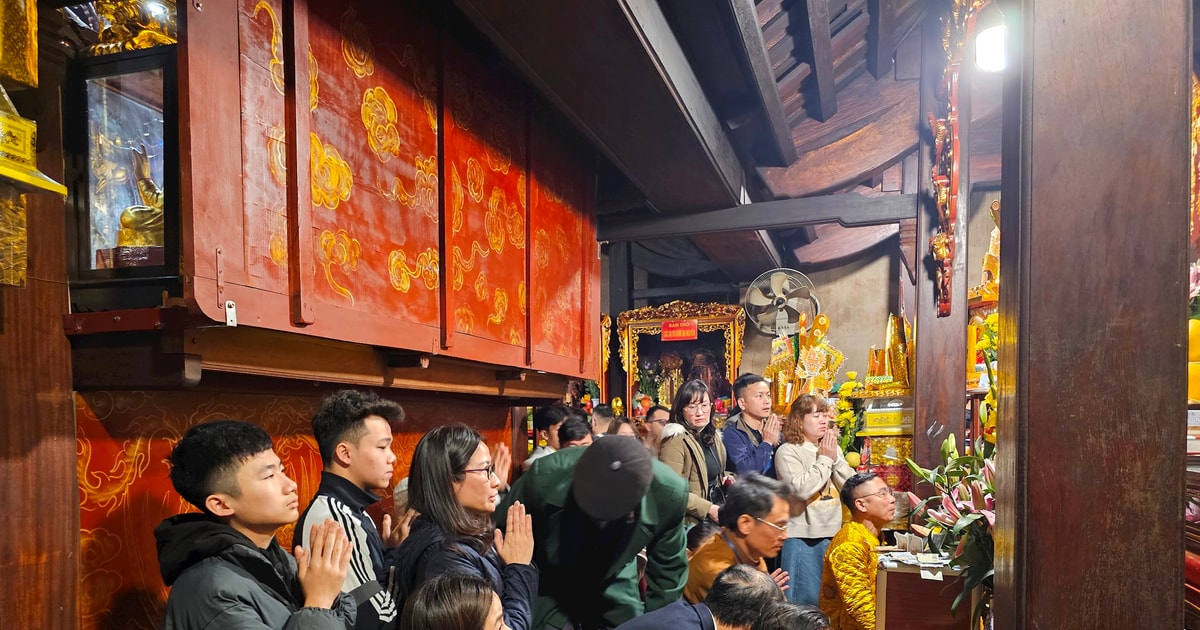 De nombreuses personnes viennent au temple de Củi pour prier au début de l'année.