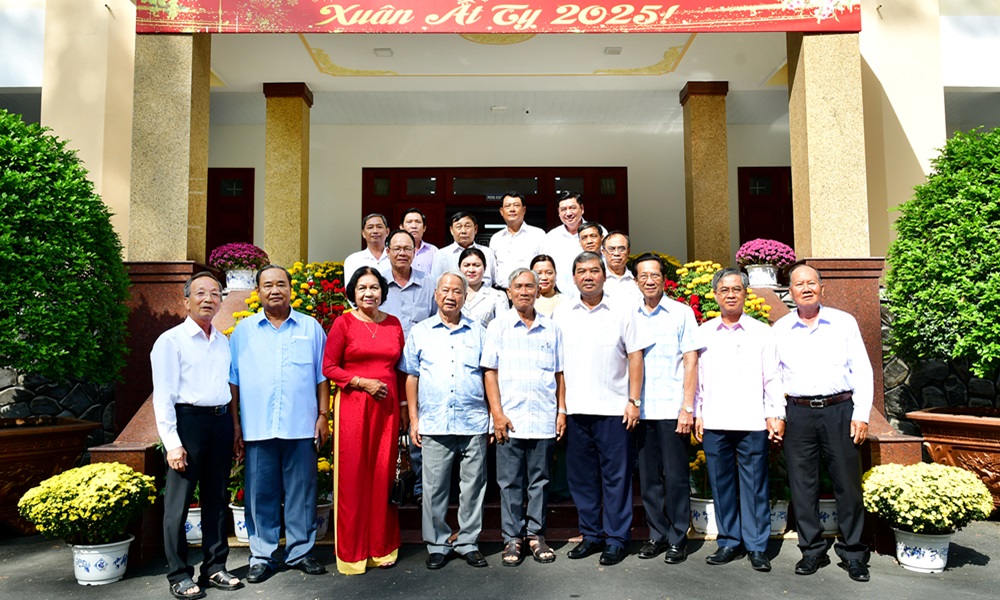 Retired officials wish Tra Vinh Provincial Party Committee a Happy New Year