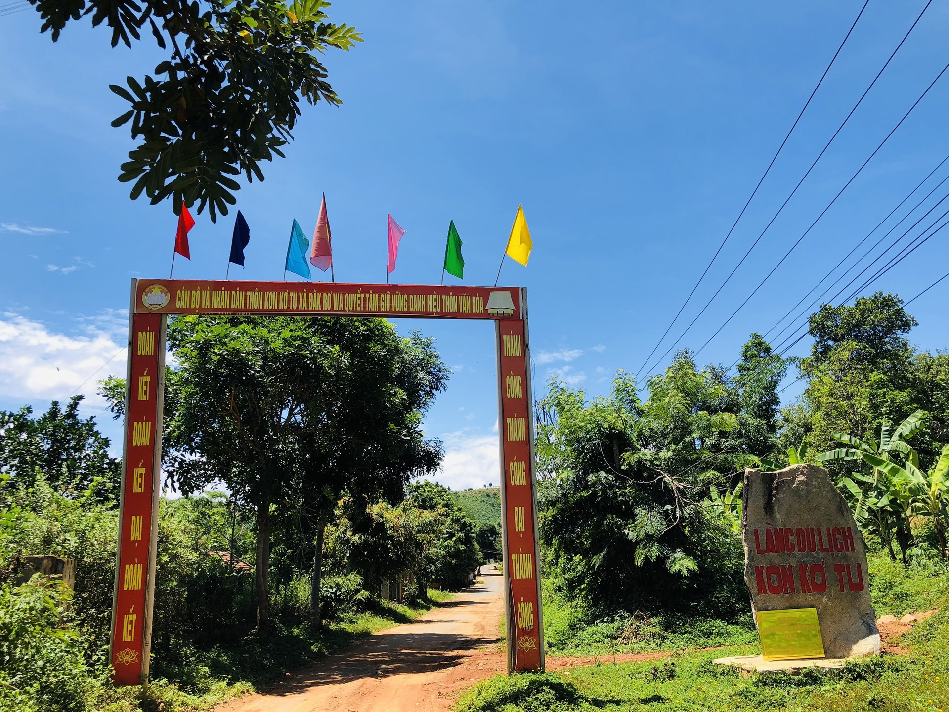 kon tum kham pha ngoi lang co cua nguoi ba na ben dong song chay nguoc hinh 6