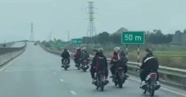 Going on a spring outing, a group of people removed their license plates and put them in the trunk to drive their motorbikes onto the highway.