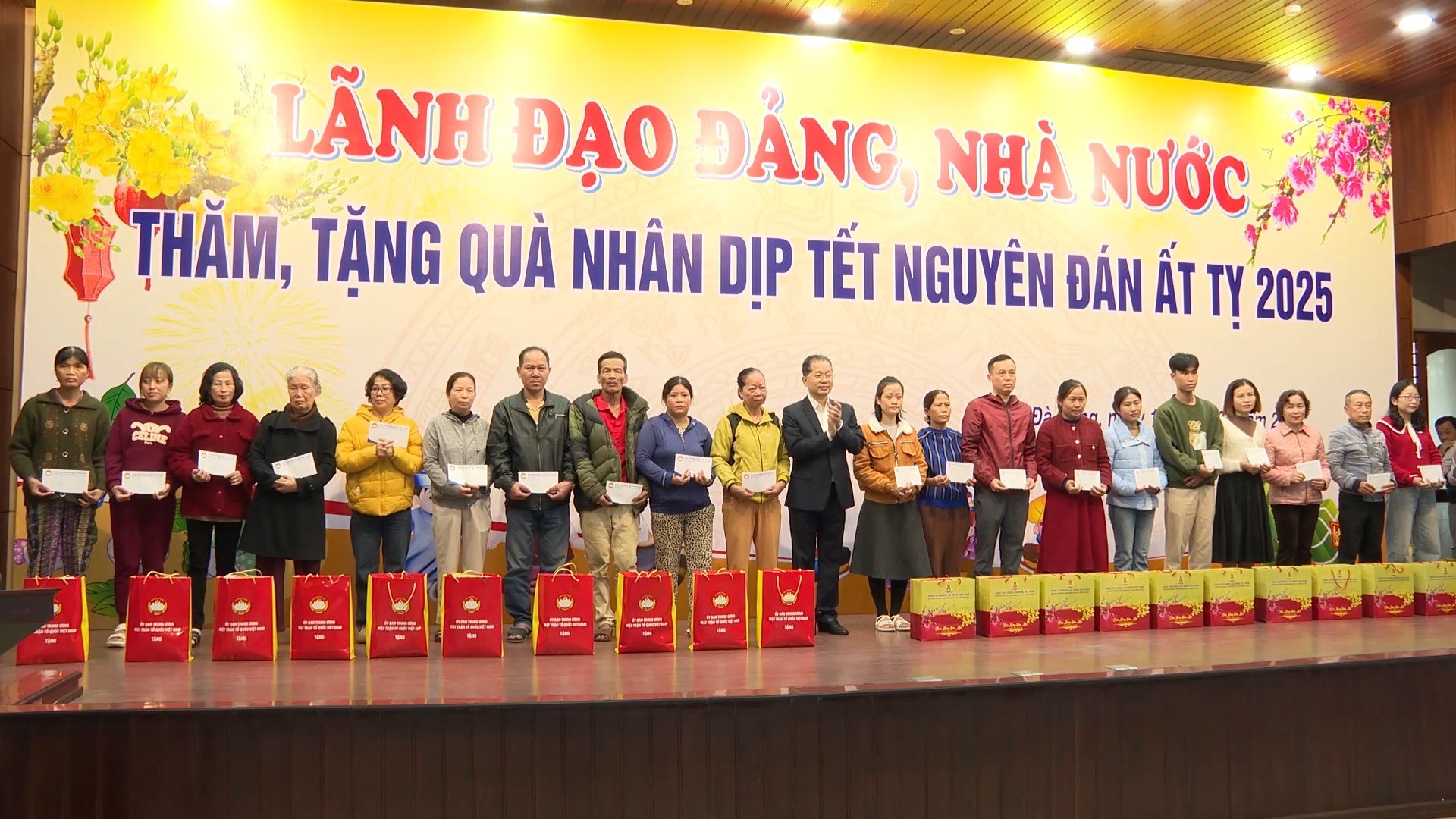 Da Nang: Asegúrese de que todas las familias puedan disfrutar de la primavera y darle la bienvenida al Tet