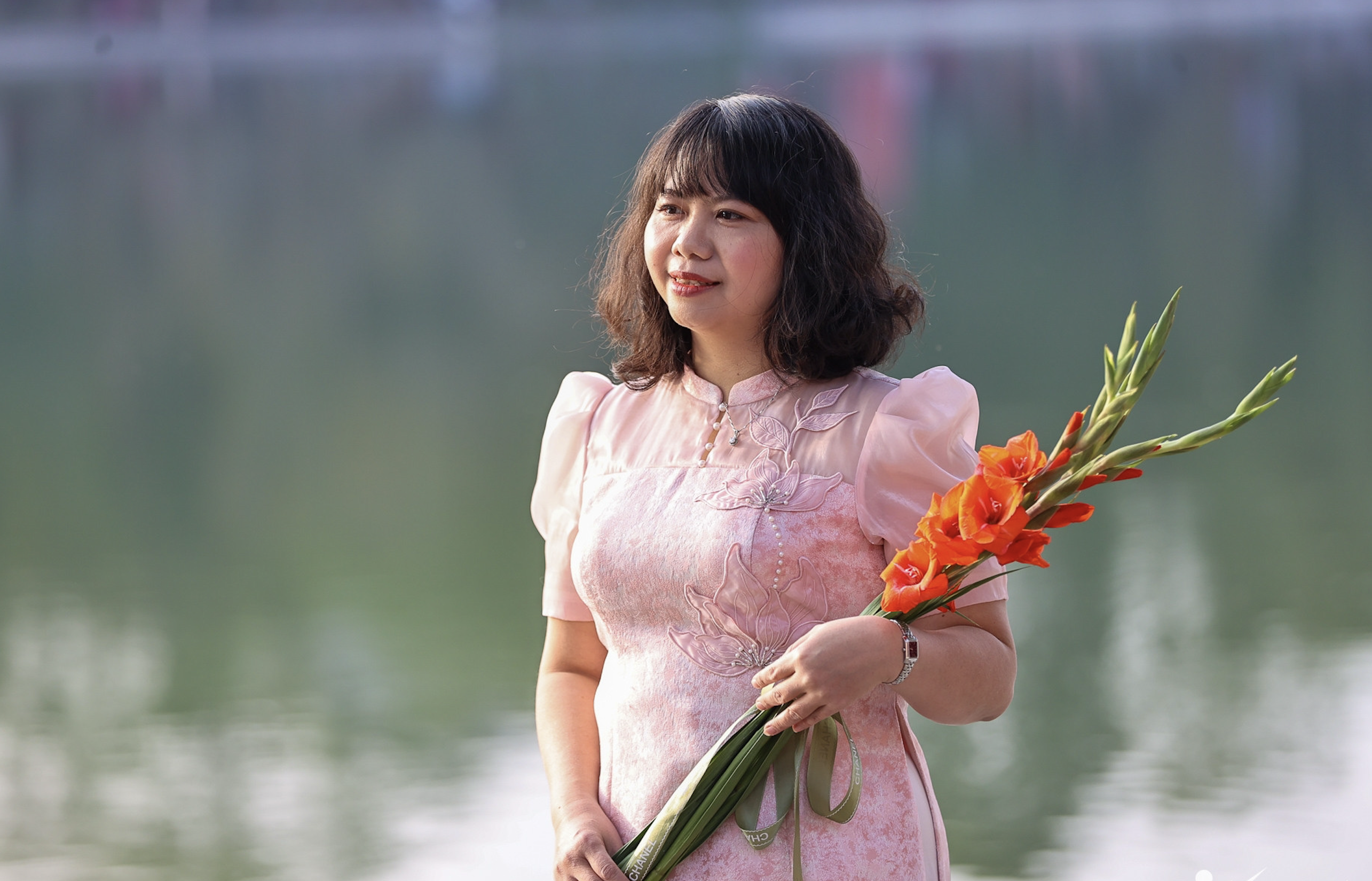 Families dressed up in beautiful clothes to visit Hoan Kiem Lake in the beautiful sunshine.