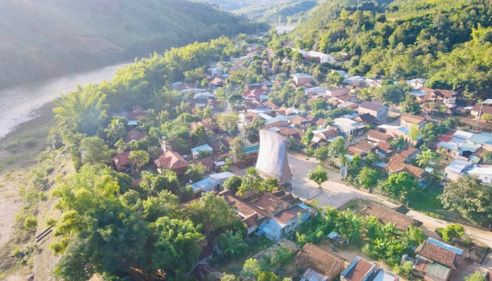 Explore the ancient village of the Ba Na people on the river flowing upstream