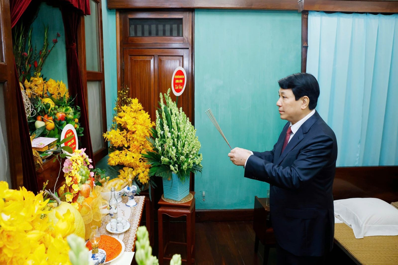 ประธานาธิบดีจุดธูปรำลึกถึงประธานาธิบดีโฮจิมินห์ในวันแรกของฤดูใบไม้ผลิใหม่