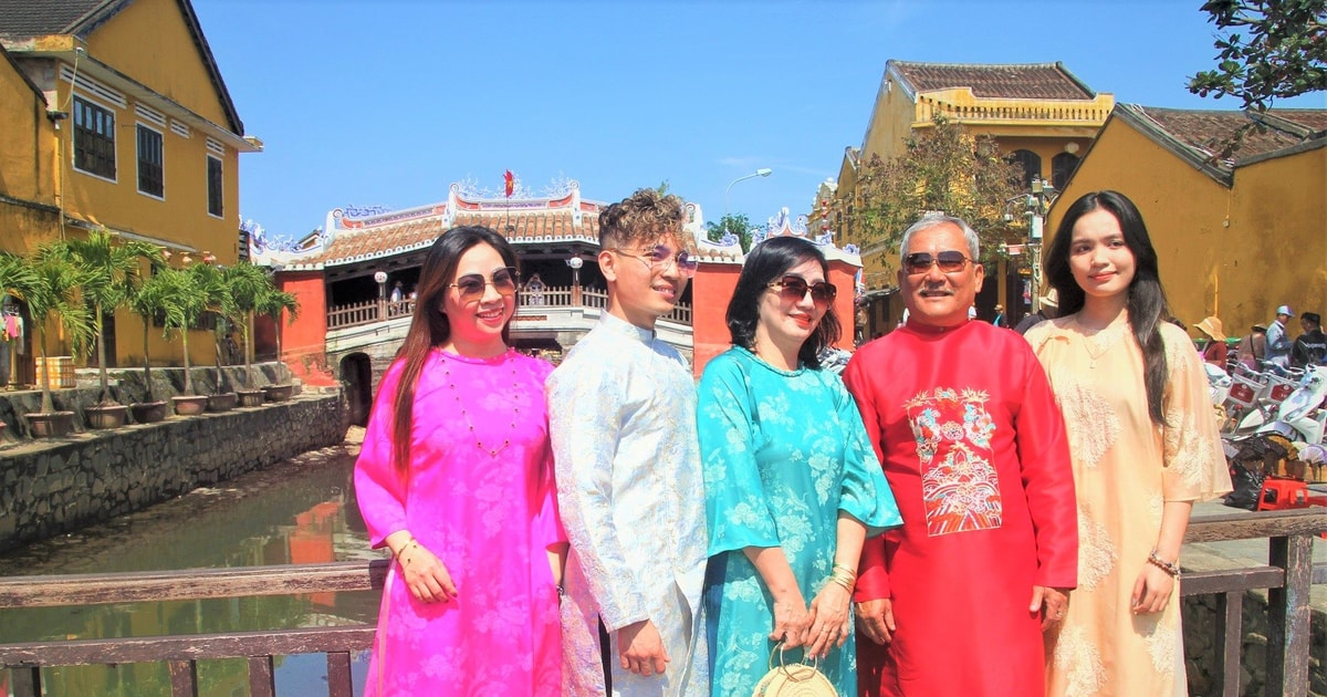 Los turistas visitan la antigua ciudad de Hoi An a principios del año nuevo.