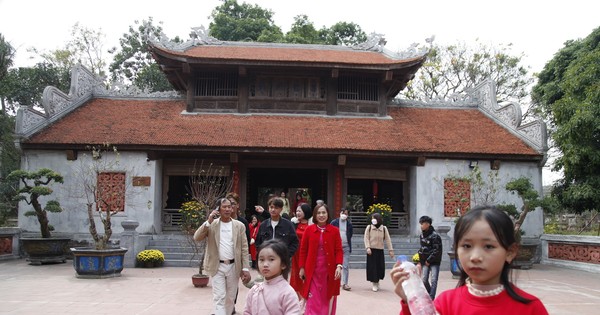 People flock to the pagoda with the largest tower garden in Vietnam on the first day of the year.