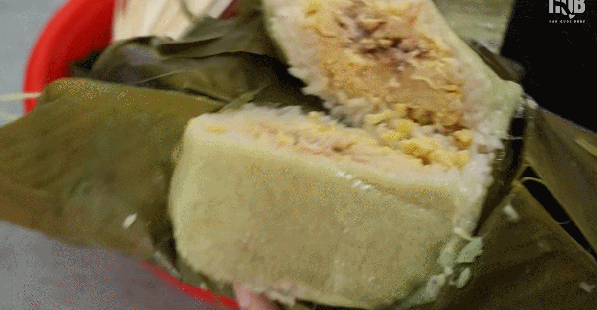khach Han an banh chung.gif