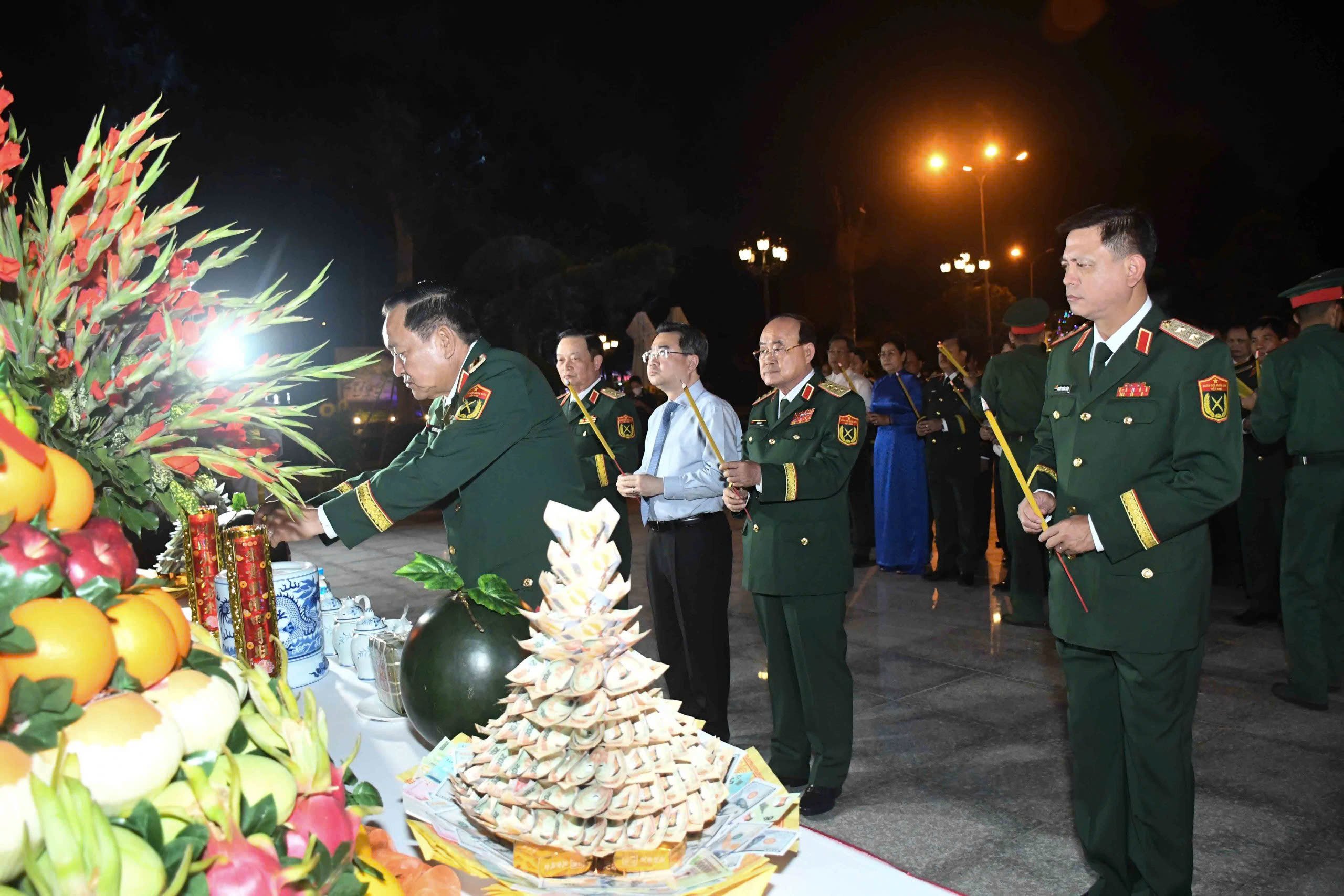 Quân khu 7 dâng hương Chủ tịch Hồ Chí Minh nhân dịp năm mới 2025- Ảnh 2.