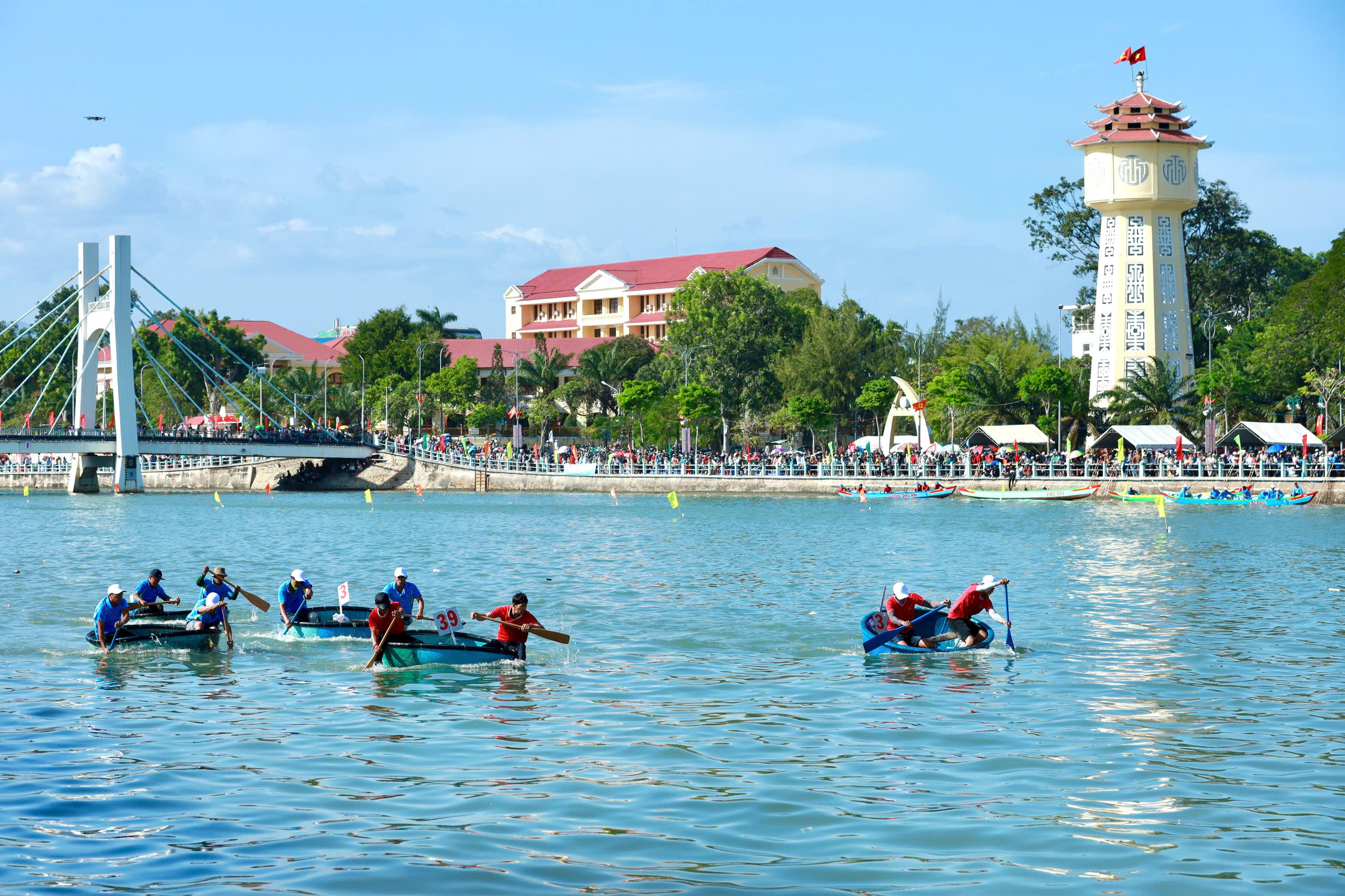 Sôi động lễ hội đua thuyền trên sông Cà Ty chào năm mới Ất Tỵ- Ảnh 3.