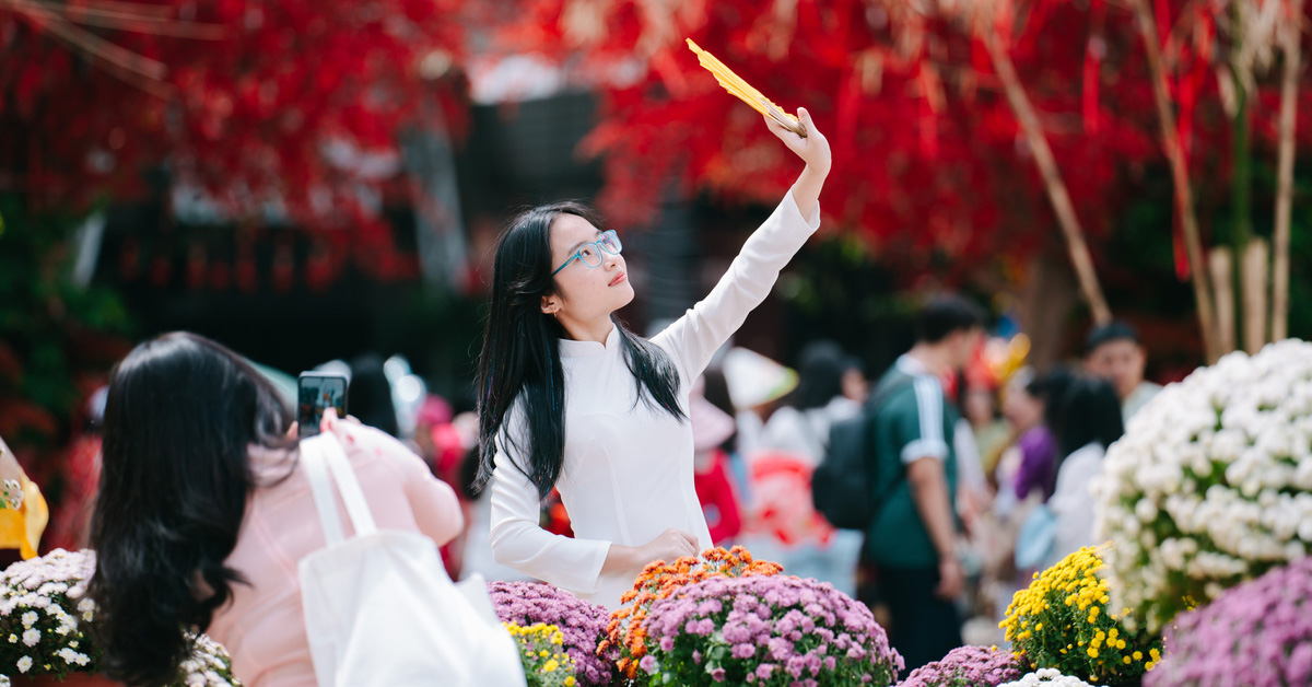 On the second day of Tet, people in Ho Chi Minh City go to the flower street and the Youth Cultural House.