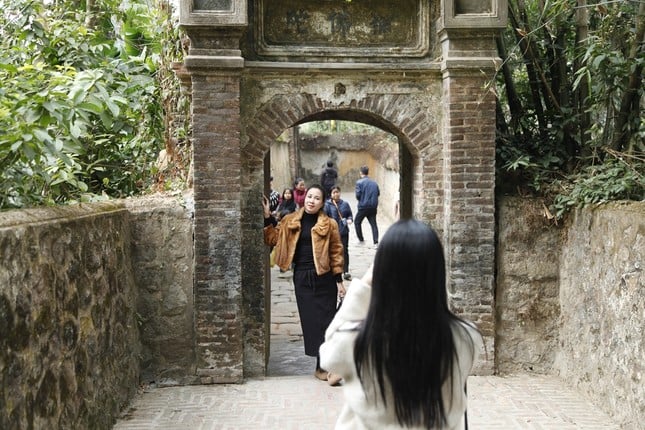 People flock to the pagoda with the largest tower garden in Vietnam on the first day of the year photo 3