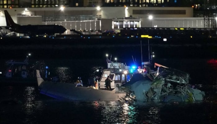 미국에서 여객기와 헬리콥터 충돌, 승객 대부분 사망했을 수도