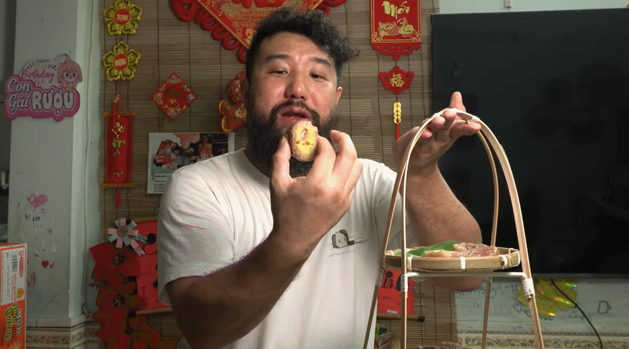 khach Han an banh chung 1.gif
