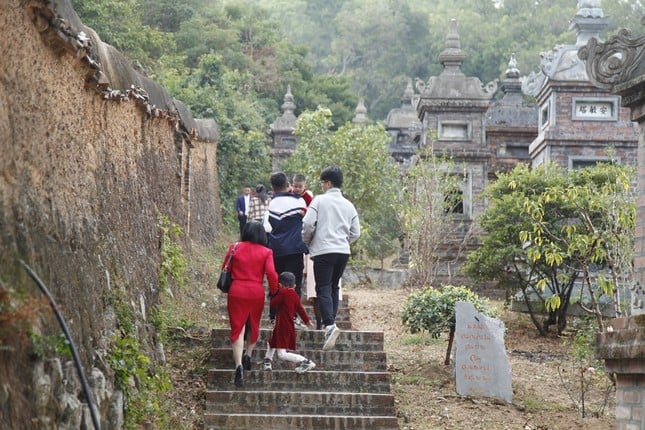 People flock to the pagoda with the largest tower garden in Vietnam on the first day of the year photo 4