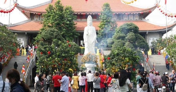 ប្រជាជនទៅលេងរដូវផ្ការីក និងទស្សនាវត្តនៅវត្តល្បីៗបំផុតក្នុងទីក្រុងហូជីមិញ។