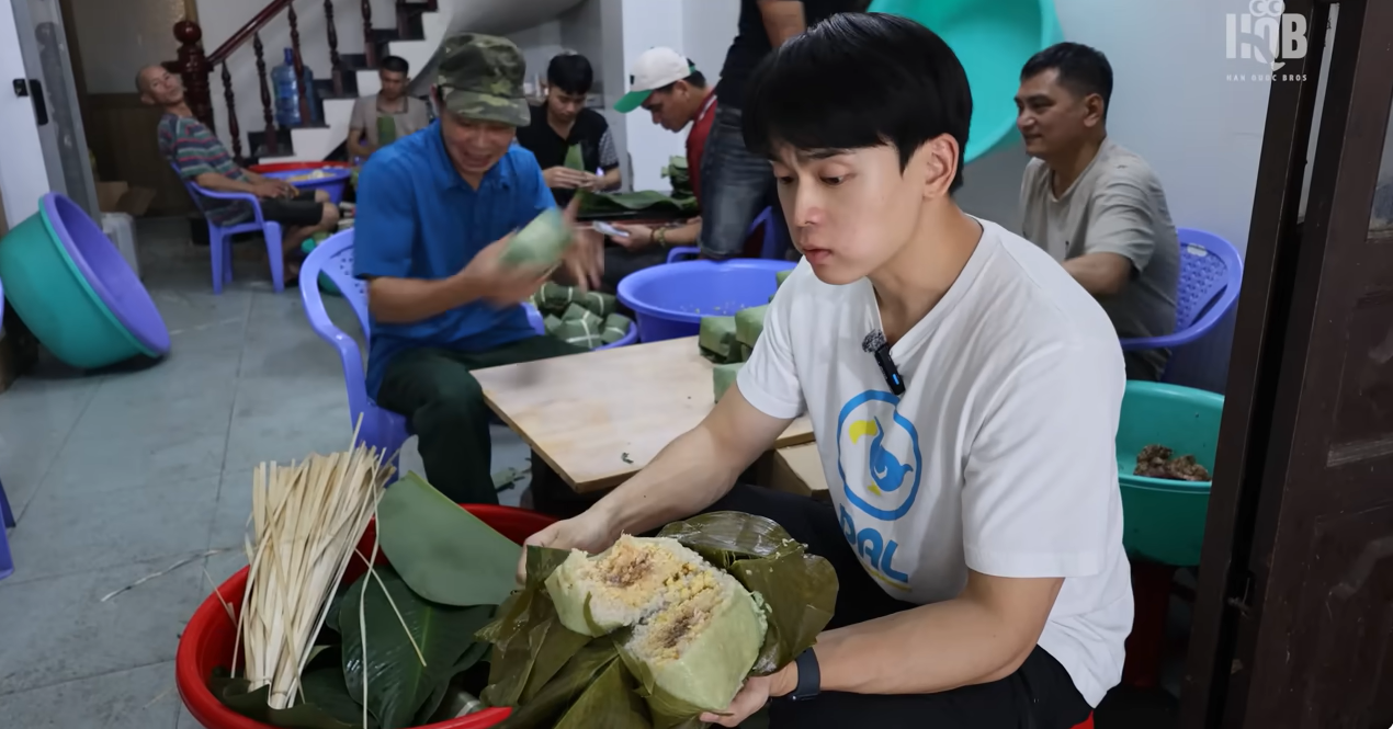 Foreign visitors learn to wrap banh chung and banh tet, and after eating them, they all praise them as delicious.