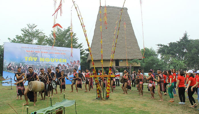 Ceremonia de adoración de Año Nuevo del pueblo Ba Na en las Tierras Altas Centrales: belleza cultural