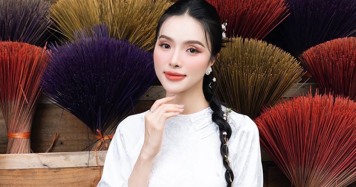 Ao dai blanc élégant, un moment gracieux pour les journées de printemps